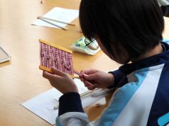 父の日にコースターを　豊頃町図書館で工作 3