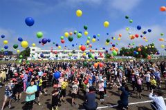 開校１００周年の更別小で運動会　バルーンリリースも