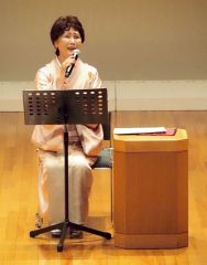 参加者らと朗読をする東館さん