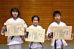 上位入賞した帯広少年団の選手。左から準優勝の合田と優勝した小白、清野