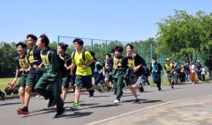 然別湖に向けて勢いよくスタートする生徒たち