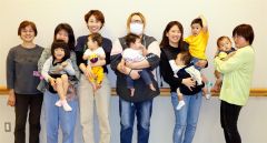 「ひよこのひろば」に参加した参加者。左端は山本代表