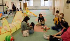 子どもや母親らが集って交流を楽しむ「ひよこのひろば」