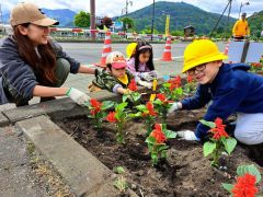 丁寧に花の苗を植える園児