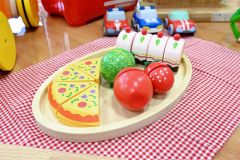 貸し出し用おもちゃ「ままごとランチパーティー」。１歳半ころから利用が可能だという。
