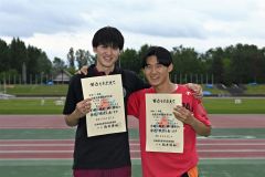 男子４００メートルで共にインターハイ出場を決めた４位の下野那智（左、帯広三条３年）と５位の中村健吾（右、白樺学園３年）
