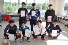 優勝した高嶋・藤原組（前列左）ら一般男子の上位入賞者