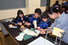 モデルロケットを組み立てる大樹中の１年生