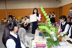 テーマについて説明し、作品を紹介する生徒