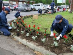 植栽する中札内高等養護学校の生徒ら
