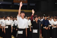 選手宣誓する（左から）帯工の青木竜ノ助主将（帯工）と佐々木花副主将（帯大谷）