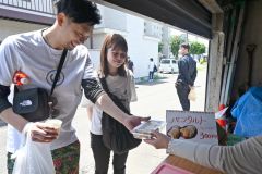 清野さんのレシピを友人が再現して作った「パンタルト」を買い求める来場者
