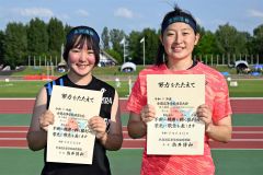 女子砲丸投げで優勝の川村羽海（左、幕別清陵３年）と３位の澤向美樹（右、幕別清陵３年）