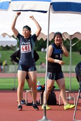 【女子砲丸投げ】１１メートルを超える好記録をマークして応援席に向けて両手を掲げる澤向美樹（左、幕別清陵３年）。右はチームメートの川村羽海（幕別清陵同）
