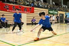 【男子団体準々決勝・帯柏葉－旭川実業】シャトルに食らいつく帯柏葉の下廉次郎（右）。左後方は津村凌生（金野和彦撮影）