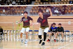 【男子団体準々決勝・帯工－旭川実業】強豪相手に打ち合う帯工の山内柾主将（右）川瀬晴琉ペア（金野和彦撮影