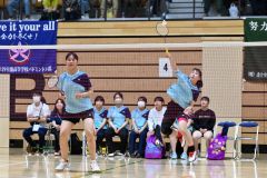 【女子団体１回戦・帯南商－滝川】第１ダブルスで先陣を切って挑む、帯南商の石田朱里主将（右）と武下亜美ペア（金野和彦撮影）