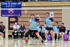 【女子団体１回戦・帯南商－滝川】第１ダブルスで先陣を切って挑む、帯南商の石田朱里主将（左）と武下亜美ペア（金野和彦撮影）