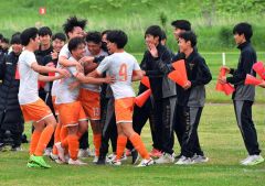 【男子１回戦・帯北―函館大谷】大きい声援で帯北イレブンの背中を押した応援団とともに喜びを分かち合う