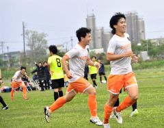 【男子１回戦・帯北―函館大谷】待望の先制点を取り、応援団のもとに向かう帯北の（９）今野陽斗（ＦＷ・３年）と（１４）荻内航弥（ＭＦ・同）