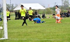 【男子１回戦・帯北―函館大谷】ＧＫと味方選手の接触でこぼれたボールを詰めて、無人のゴールに流し込んだ帯北のＦＷ（９）今野陽斗（右奥・３年）