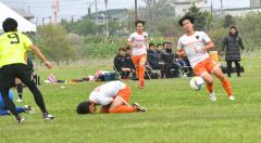 【男子１回戦・帯北―函館大谷】ＧＫと味方選手の接触でこぼれたボールを詰めて、無人のゴールに流し込んだ帯北の（９）今野陽斗（ＦＷ・３年）