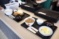 牛めしの「松屋」ととんかつの「松のや」の複合型店舗で、さまざまなメニューが食べられる（午前１０時１０分ごろ、平栗玲香通信員撮影）