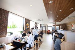 オープン直後から多くの人でにぎわう「松屋・松のや　音更店」（午前１０時１０分ごろ、平栗玲香通信員撮影）