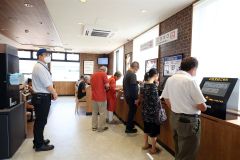 注文や商品受け取りは客がセルフで行う