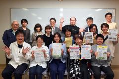 「輪～む」の参画団体のメンバーら（前列右から２人目が佐々木代表、同３人目が鈴木さん、同４人目が小林さん、３列目右から３人目が佐伯さん）