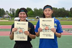 女子円盤投げで２位の川村羽海（左、幕別清陵３年）と５位の澤向美樹（右、幕別清陵同）