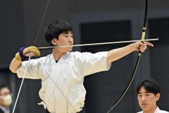 【男子個人戦準決勝】１本目を外しながらも、しっかりと修正し３本連続的中で決勝進出を決めた青木隆真（足寄）