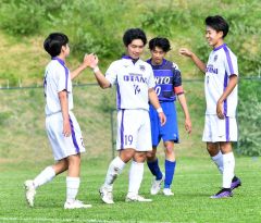 【男子２回戦・帯大谷―岩見沢東】２得点の（６）野々村海玖空（左、あくあ・ＭＦ・３年）をたたえる（１９）平岡侑真（中央、ＦＷ・２年）と（９）藤井舜（右、ＦＷ・３年）