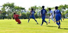 【男子２回戦・帯大谷―岩見沢東】後半８分、卓越したドリブルで敵選手を抜きまくり、ゴールを決めきった（１０）山口大輝主将（ＭＦ・３年）
