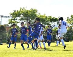 【男子２回戦・帯大谷―岩見沢東】後半ＡＴ、（２）長岡大地主将（ＤＦ・３年）のクロスに完璧に合わせ、ゴールを決めた（１４）黒田涼成（右手前、ＦＷ・３年）