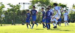 【男子２回戦・帯大谷―岩見沢東】後半ＡＴ、（２）長岡大地主将（ＤＦ・３年）のクロスに完璧に合わせ、ゴールを決めた（１４）黒田涼成（右手前、ＦＷ・３年）
