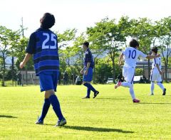 【男子２回戦・帯大谷―岩見沢東】卓越したドリブルで敵選手を抜きまくり、ゴールを決めきった（１０）山口大輝主将（右手前、ＭＦ・３年）が喜びのガッツポーズ