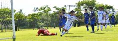 【男子２回戦・帯大谷―岩見沢東】後半ＡＴ、（２）長岡大地主将（ＤＦ・３年）のクロスに完璧に合わせ、ゴールを決めた（１４）黒田涼成（手前、ＦＷ・３年）