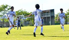 【男子２回戦・帯大谷―岩見沢東】【男子２回戦・帯大谷―岩見沢東】ゴールを決めた（１４）黒田涼成（中央、ＦＷ・３年）のもとへ駆け寄る（９）藤井舜（左、ＦＷ・３年）と（２４）佐藤光飛（右、ＭＦ・３年）