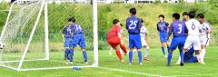 【男子２回戦・帯大谷―岩見沢東】前半７分、コーナーキックのこぼれ球に反応して、先制点のネットを揺らした（１９）平岡侑真（右奥、ＦＷ・２年）