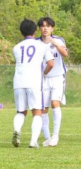 【男子２回戦・帯大谷―岩見沢東】先制点を決めた（１９）平岡侑真（手前、ＦＷ・２年）を迎える（２）長岡大地主将（奥、ＤＦ・３年）
