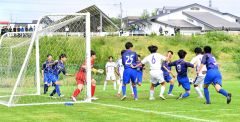 【男子２回戦・帯大谷―岩見沢東】前半７分、コーナーキックのこぼれ球に反応して、先制点のネットを揺らした（１９）平岡侑真（右、ＦＷ・２年）