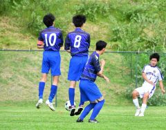 【男子２回戦・帯大谷―岩見沢東】前半２０分、洗練された技術で壁の下を狙い、右隅に直接フリーキックを沈めた（６）野々村海玖空（あくあ・ＭＦ・３年）