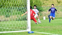 【男子２回戦・帯大谷―岩見沢東】前半３２分、ＧＫとの１対１を冷静に決め、２得点でチームの勝利に貢献した（６）野々村海玖空（あくあ・ＭＦ・３年）