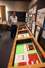 町立博物館で常設展示されているアイヌの副葬品。今後はラポロアイヌネイションと合意書を交わし展示を続ける