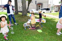 役場の中庭で遊ぶ子どもたち