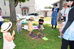 役場の中庭で遊ぶ子どもたち