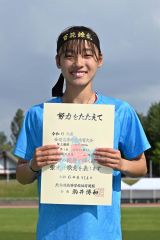 女子２００メートルで優勝の山崎心愛（旭川志峯２年－共栄中出）