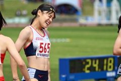 【女子２００メートル】２４秒１７（計測器は２４秒１８）で優勝した山崎心愛（旭川志峯２年－共栄中出）はゴール後、全力を出し切り息を整える