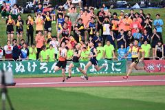 男子１６００メートルリレーに声援を送る白樺学園の応援席